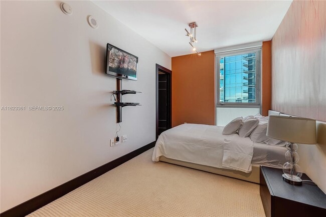 Building Photo - 17001 Collins Ave