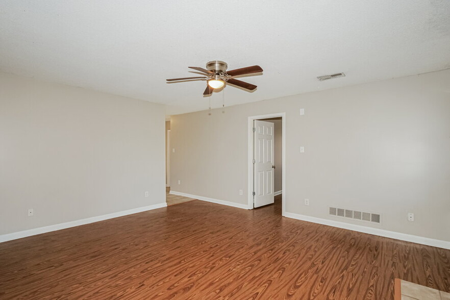 Building Photo - 1118 Greenwich Dr