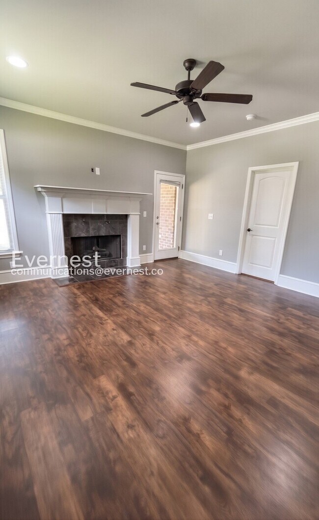 Building Photo - 3 Bed/2 Bath Home with Fenced Yard & Garage / Pet-Friendly / Vouchers Accepted / Available Now!