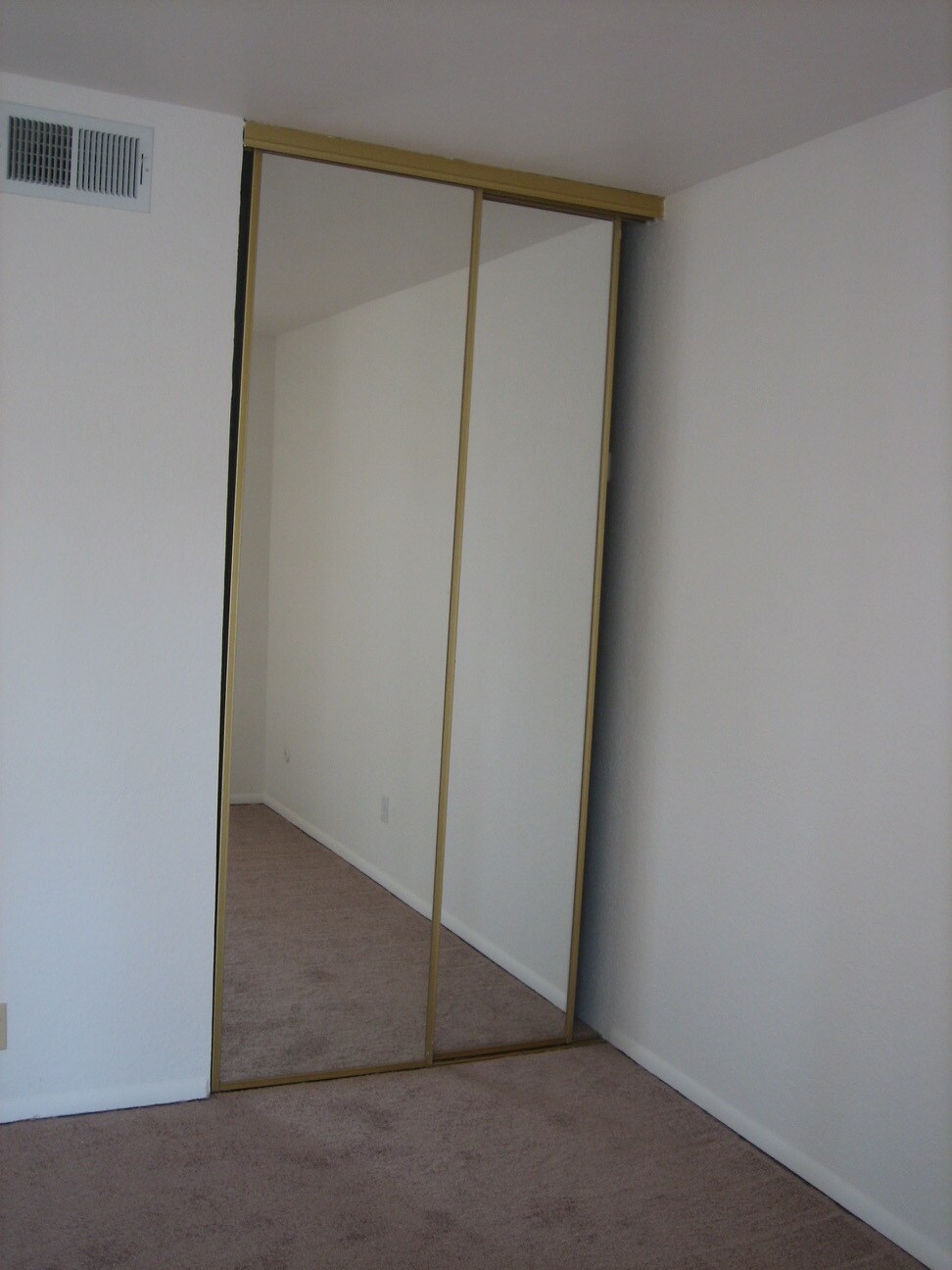 Building Photo - 9149 Village Glen Dr