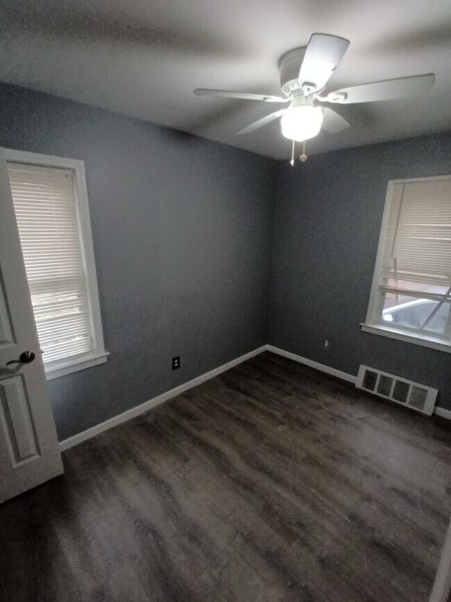 Building Photo - 3 bed/1 bath bungalow - Now Available!