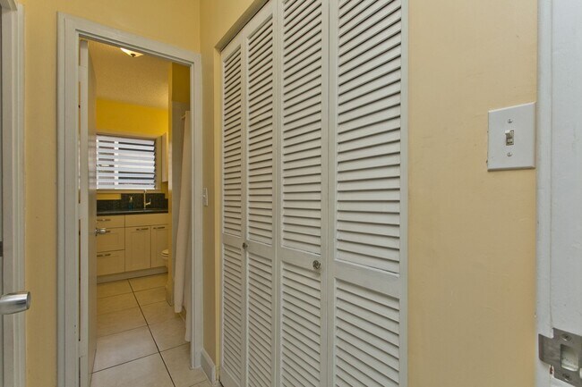 Building Photo - Remodeled boutique 1/1 unit furnished or u...