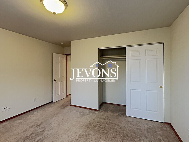 Building Photo - 10709 Roseberg Ave S