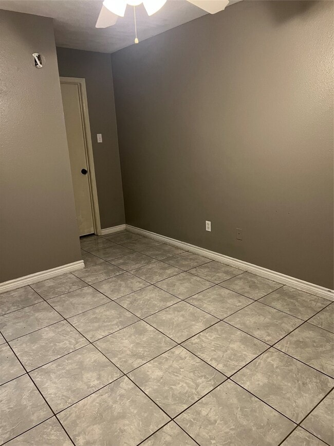 Building Photo - 3900 Woodchase Dr