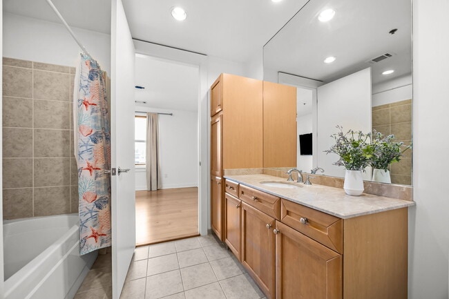 Building Photo - 618 N Boylan Ave