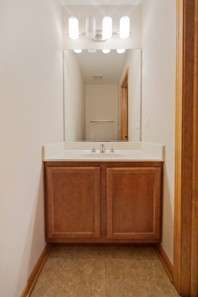 Building Photo - 5568 Cambridge Way