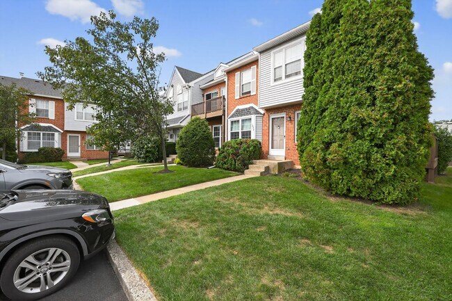 Building Photo - Beautiful 2 Bedroom, 1 Bathroom Condo In W...