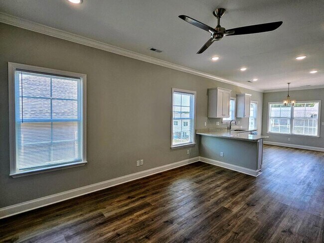 Building Photo - 395 NE Bellingham Dr