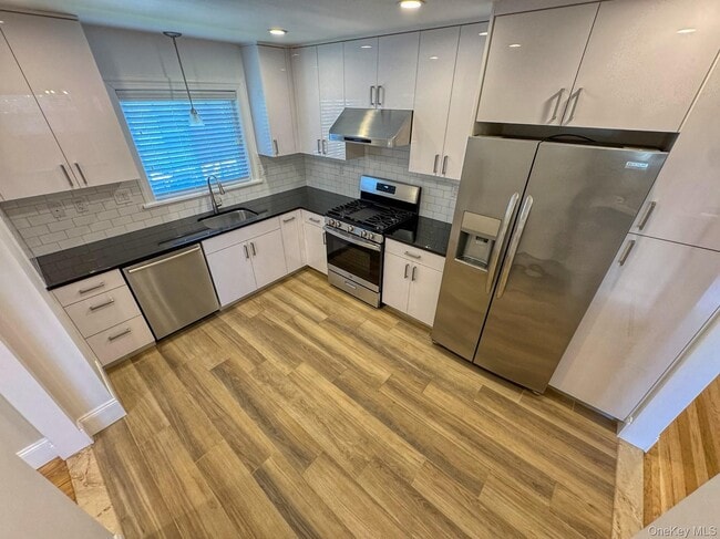 Building Photo - 203-30 28th Ave