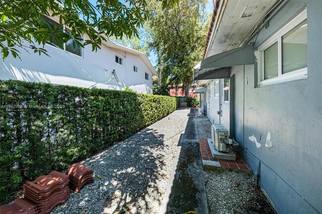 Building Photo - 551 NE 61st St