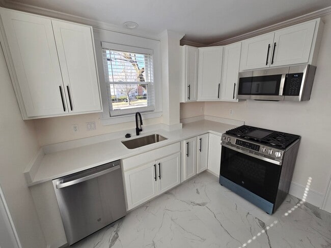 Building Photo - Updated 2 Bedroom Apartment!