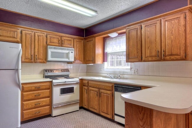 Building Photo - 2 bed, 2.5 bath townhome