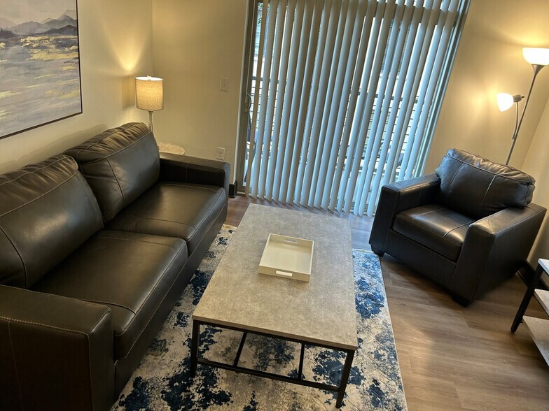 Building Photo - 539 W Trade St