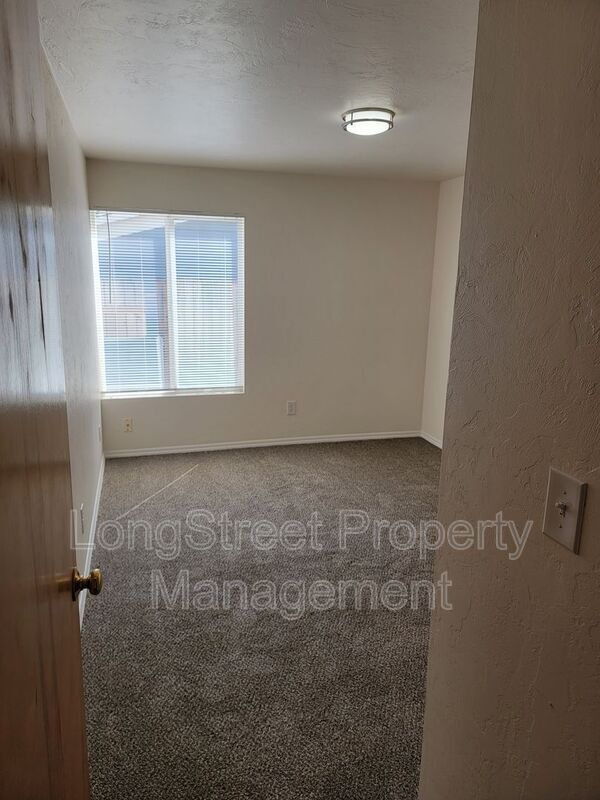 Building Photo - 627 3rd St SE