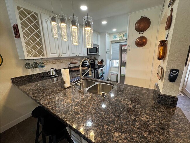 Building Photo - 1400 Tarpon Center Dr