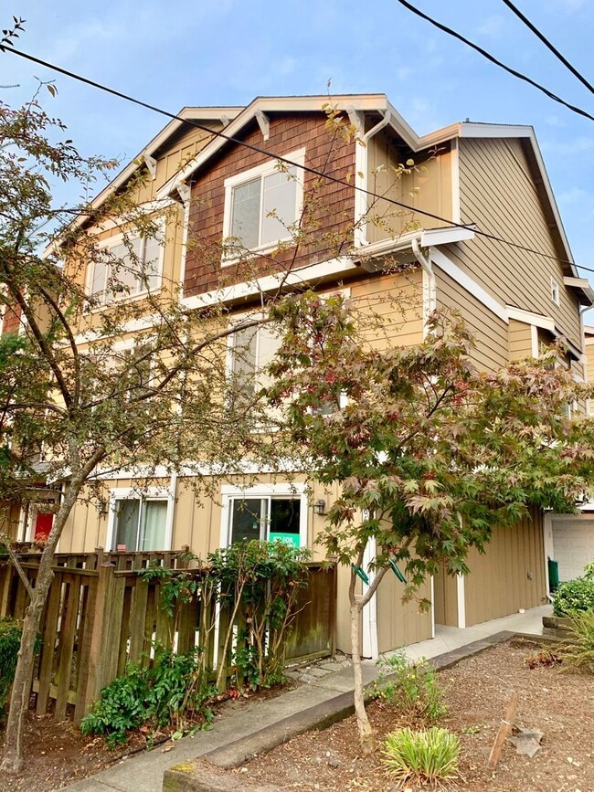 Building Photo - 12043 33rd Ave NE