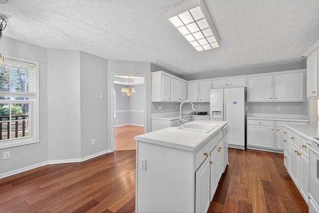 Building Photo - 249 Russell Rd