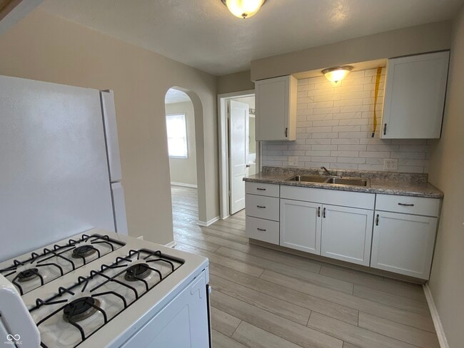 Building Photo - 706 W 23rd St