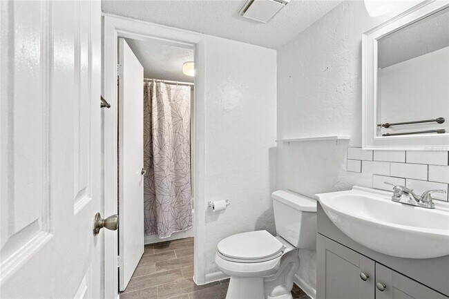 Building Photo - 570 Bahia Cir
