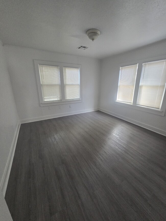 Building Photo - 2200 N Kelham Ave