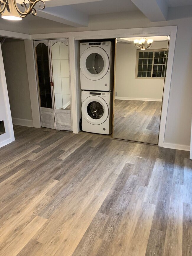 Building Photo - 2 or 3 bedroom Full Remodeled