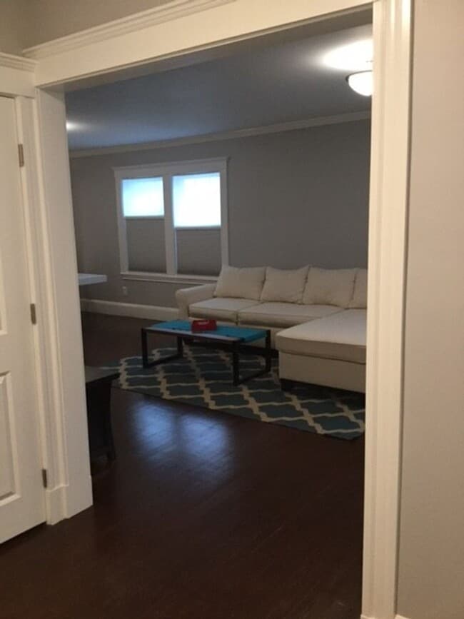 Building Photo - Breathtaking gorgeous 2bd unit in a quiet ...