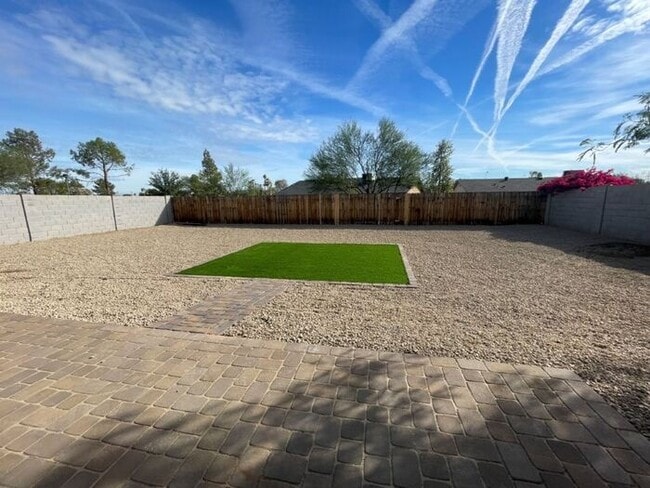 Building Photo - 3831 S Mitchell Dr