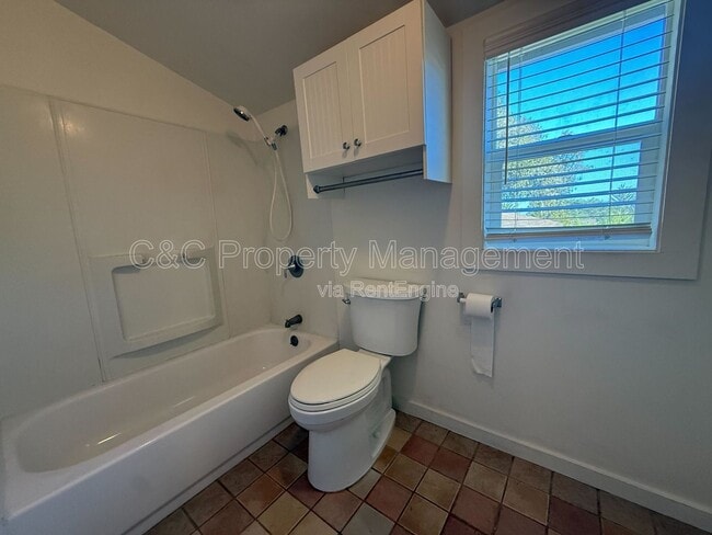 Building Photo - 758 Lily St