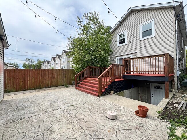 Building Photo - 1031 N Keeler Ave
