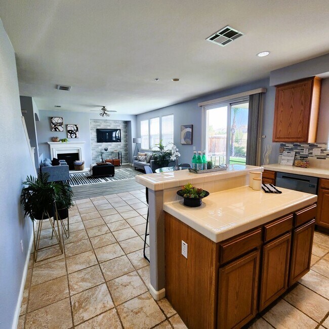 Building Photo - 4 bed 2.5 bath Single Family Home