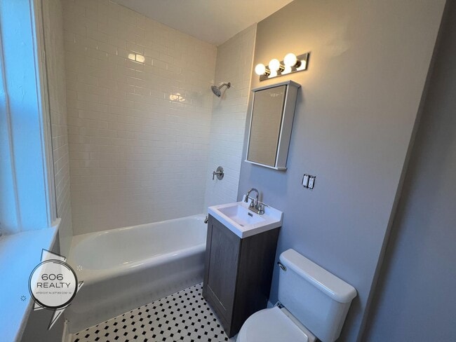 Building Photo - East Albany Park Apts!