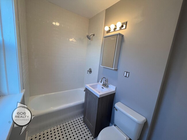 Building Photo - Remodeled East Albany Park Apts!