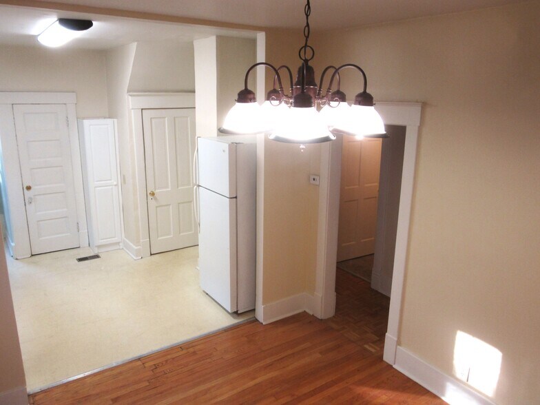 Building Photo - 605 1/2 N State St