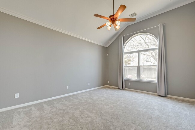 Building Photo - Two-story, 4BD/2.5BR renovated home in Fie...