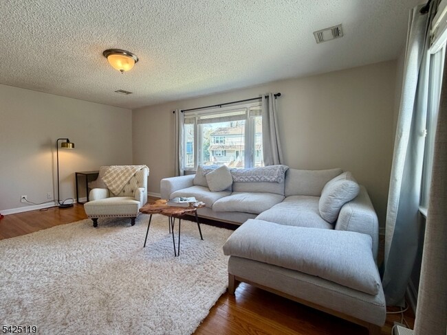 Building Photo - 58 Yale St