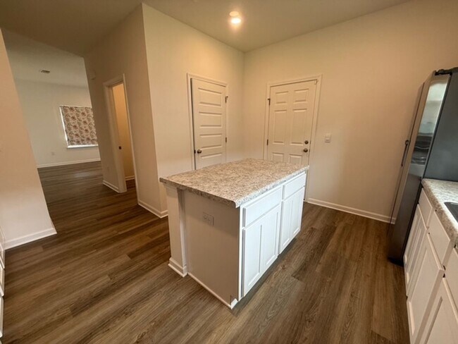 Building Photo - Beautiful 3/2 Single Family house with 2 car garage