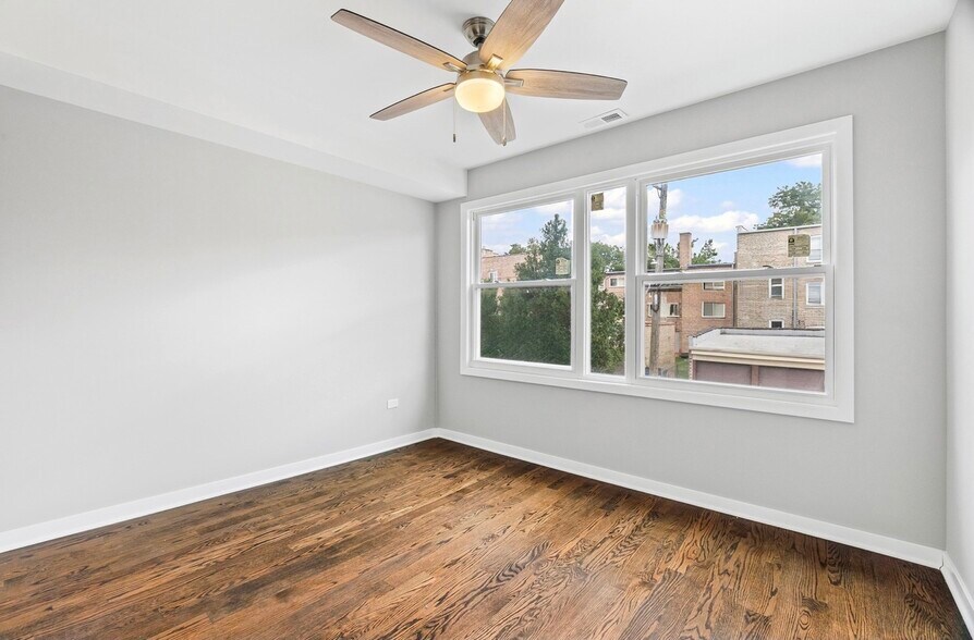 Building Photo - 2553 W Summerdale Ave