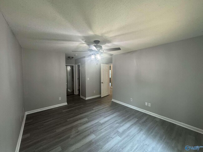Building Photo - 2071 Woodlawn Dr SW