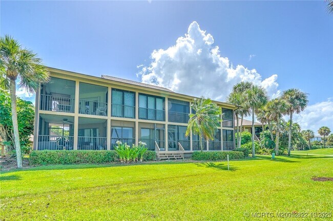 Building Photo - 233 NE Edgewater Dr
