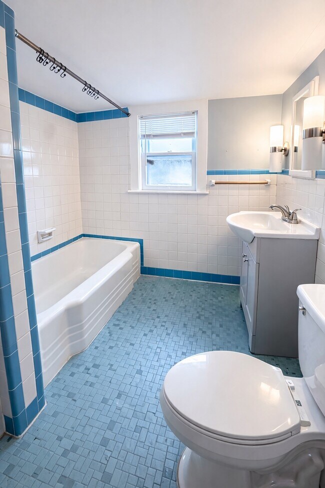 Building Photo - 15 Charlotte St