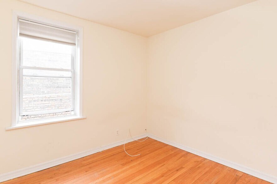 Building Photo - 3038 W Wellington Ave