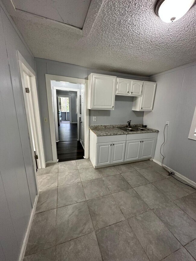 Building Photo - Fully Renovated 2/1 Single Family Available Now!