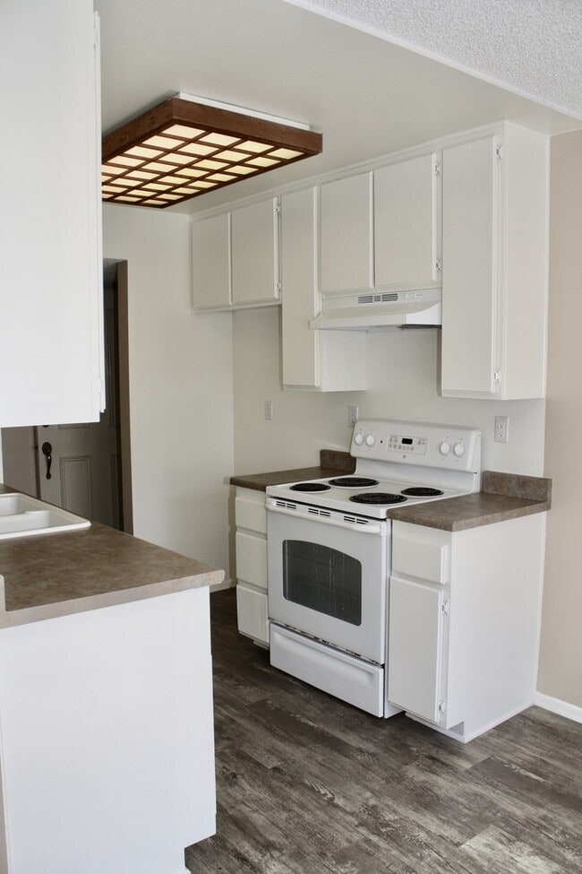 Building Photo - Large 2 Bedroom 2 Bath Condo with 1 Parking Space!