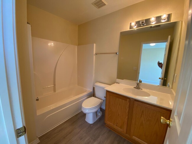 Building Photo - 2 bedroom 2.5 bath in Godley Park