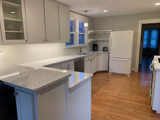 Building Photo - Charming Home in Belmont-Hillsboro Neighborhood, minutes to Vandy and Belmont, Fenced Yard