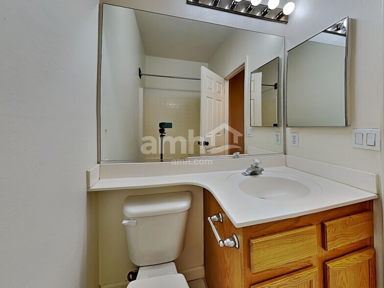 Building Photo - 837 S Roanoke St