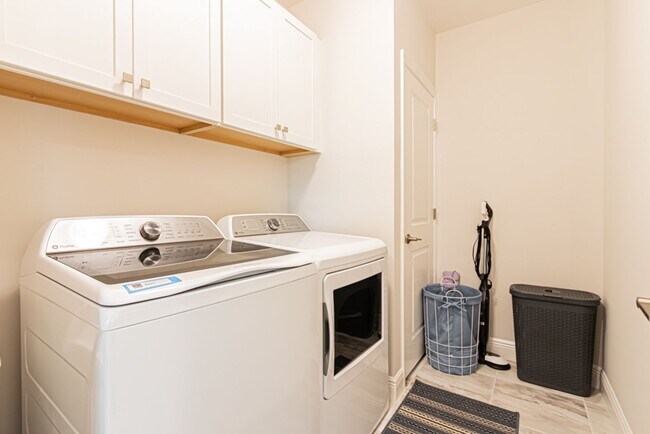 Building Photo - Luxury Naples 2-Bed Home Minutes to Downtown & Beaches | Resort-Style Amenities