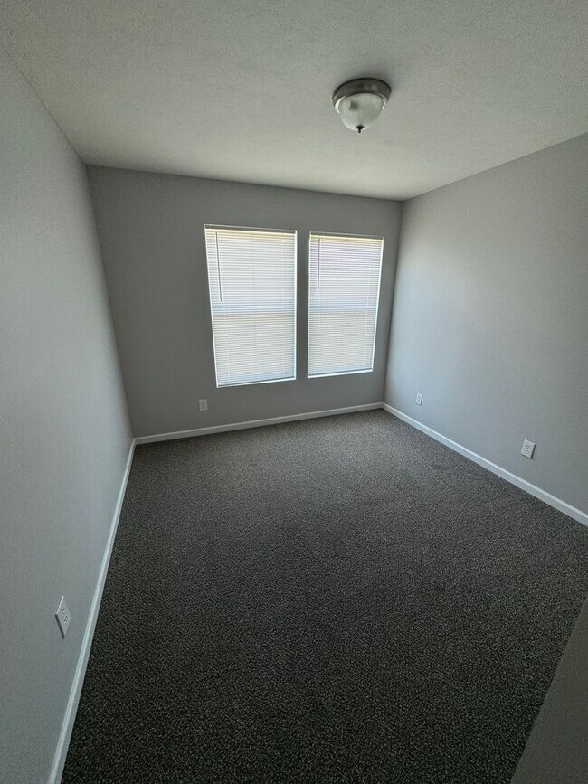 Building Photo - Columbus IN  - 3 BR home with loft