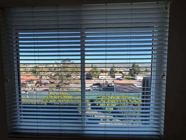 Building Photo - 870 S Rancho Santa Fe Rd