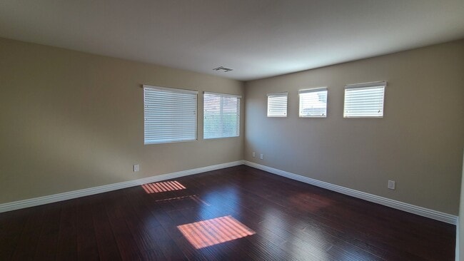 Building Photo - 3 Bedroom home located near Mountains Edge.